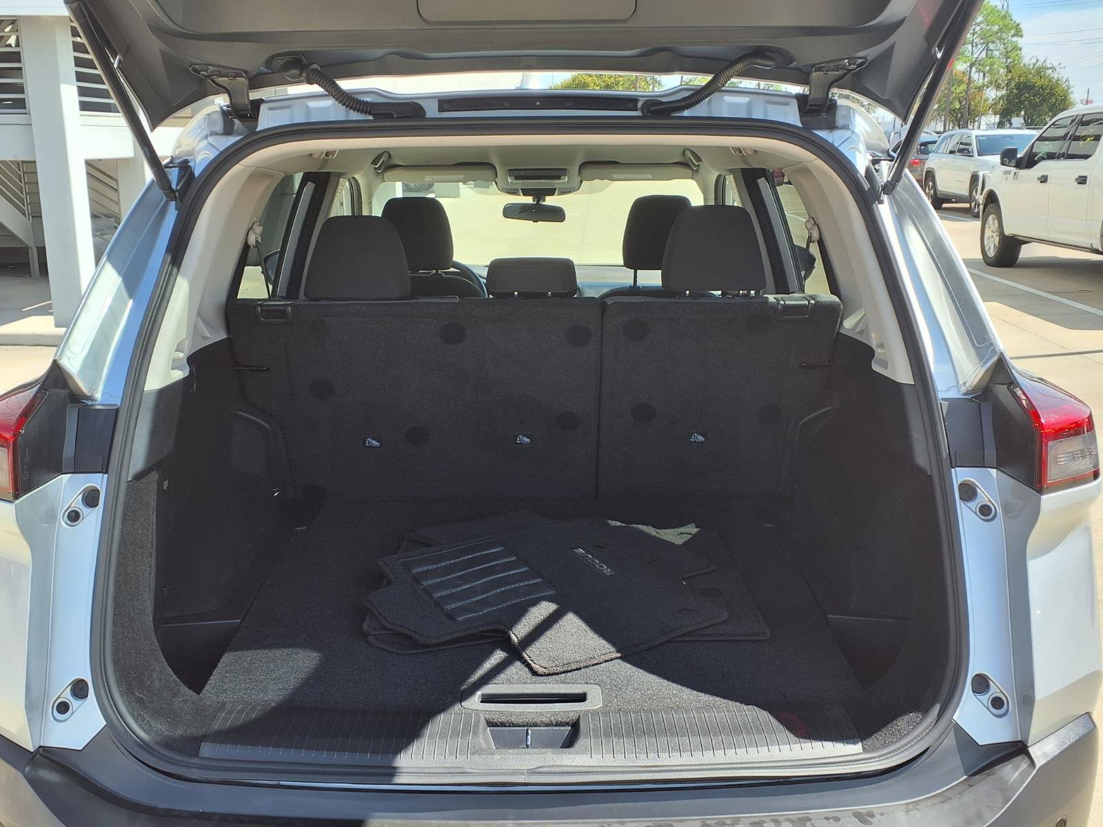 Used 2022 Nissan Rogue SV FWD image 22