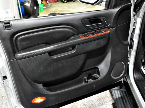 Used 2011 Cadillac Escalade ESV Premium image 25