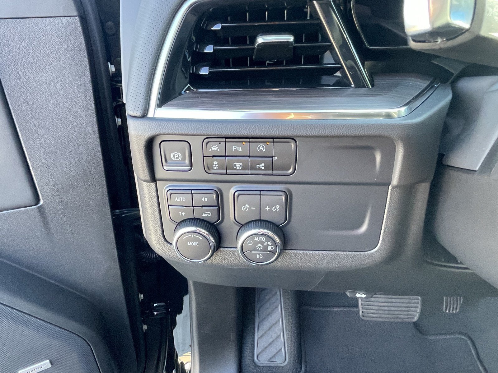 Used 2025 Chevrolet Suburban Premier AWD/4WD image 24