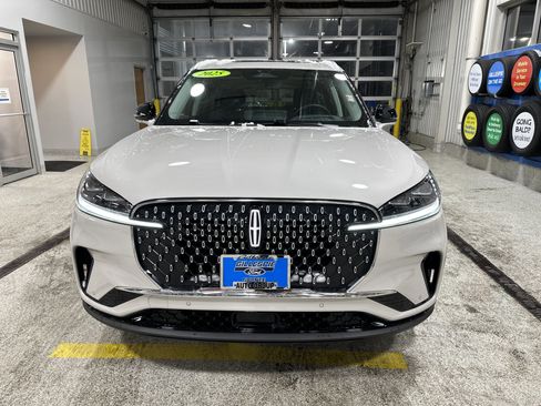Used 2025 Lincoln Aviator Reserve w/ Equipment Group 201A image 9