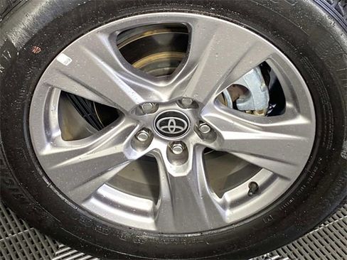 Used 2022 Toyota RAV4 XLE w/ Convenience Package image 30