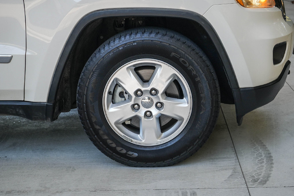Used 2012 Jeep Grand Cherokee Laredo w/ Laredo E Group AWD/4WD image 11
