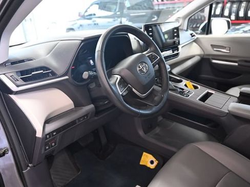 Used 2021 Toyota Sienna XLE w/ XLE Plus Package FWD image 22