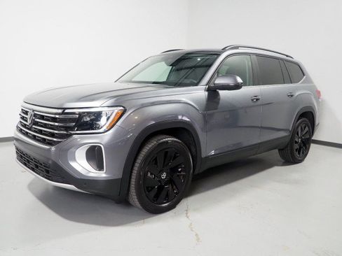 Used 2025 Volkswagen Atlas SE w/ Panoramic Sunroof Package FWD image 10