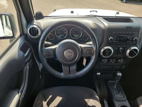 Used 2014 Jeep Wrangler Unlimited Sahara w/ Connectivity Group AWD/4WD image 9
