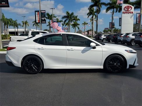 Used 2025 Toyota Camry SE image 12