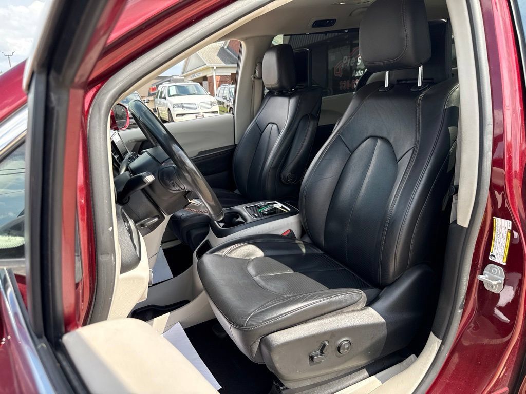 Used 2020 Chrysler Pacifica Touring-L Plus FWD image 4