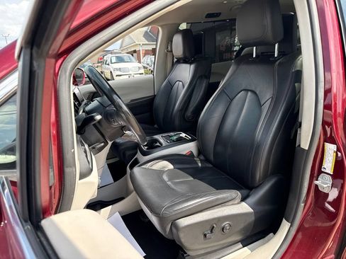 Used 2020 Chrysler Pacifica Touring-L Plus FWD image 4