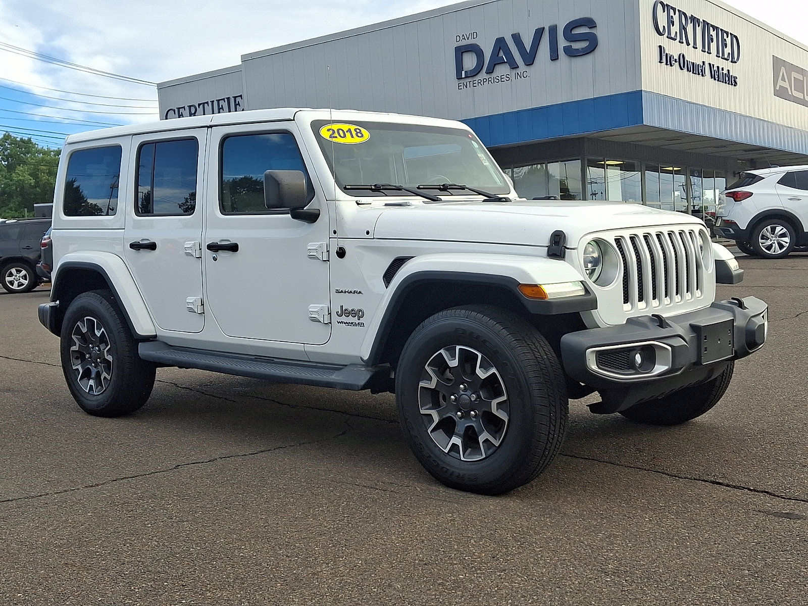Used 2018 Jeep Wrangler Unlimited Sahara w/ Dual Top Group AWD/4WD image 3