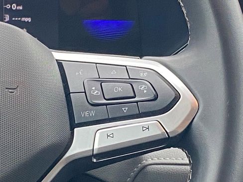 Certified 2024 Volkswagen Taos SE image 9