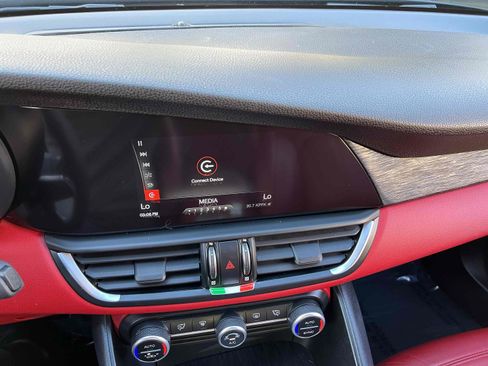 Used 2019 Alfa Romeo Giulia image 6