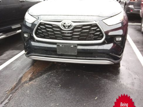 Used 2024 Toyota Highlander Platinum AWD/4WD image 1