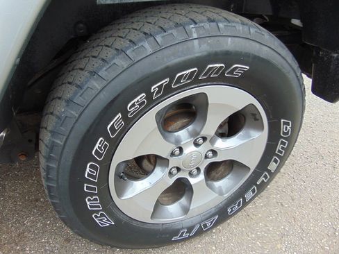 Used 2016 Jeep Wrangler Unlimited Sahara w/ Connectivity Group image 27