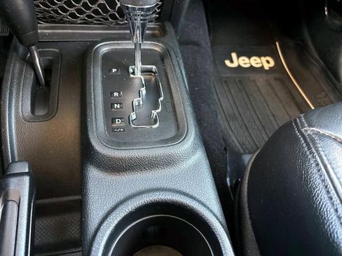 Used 2017 Jeep Wrangler Unlimited Sahara AWD/4WD image 31