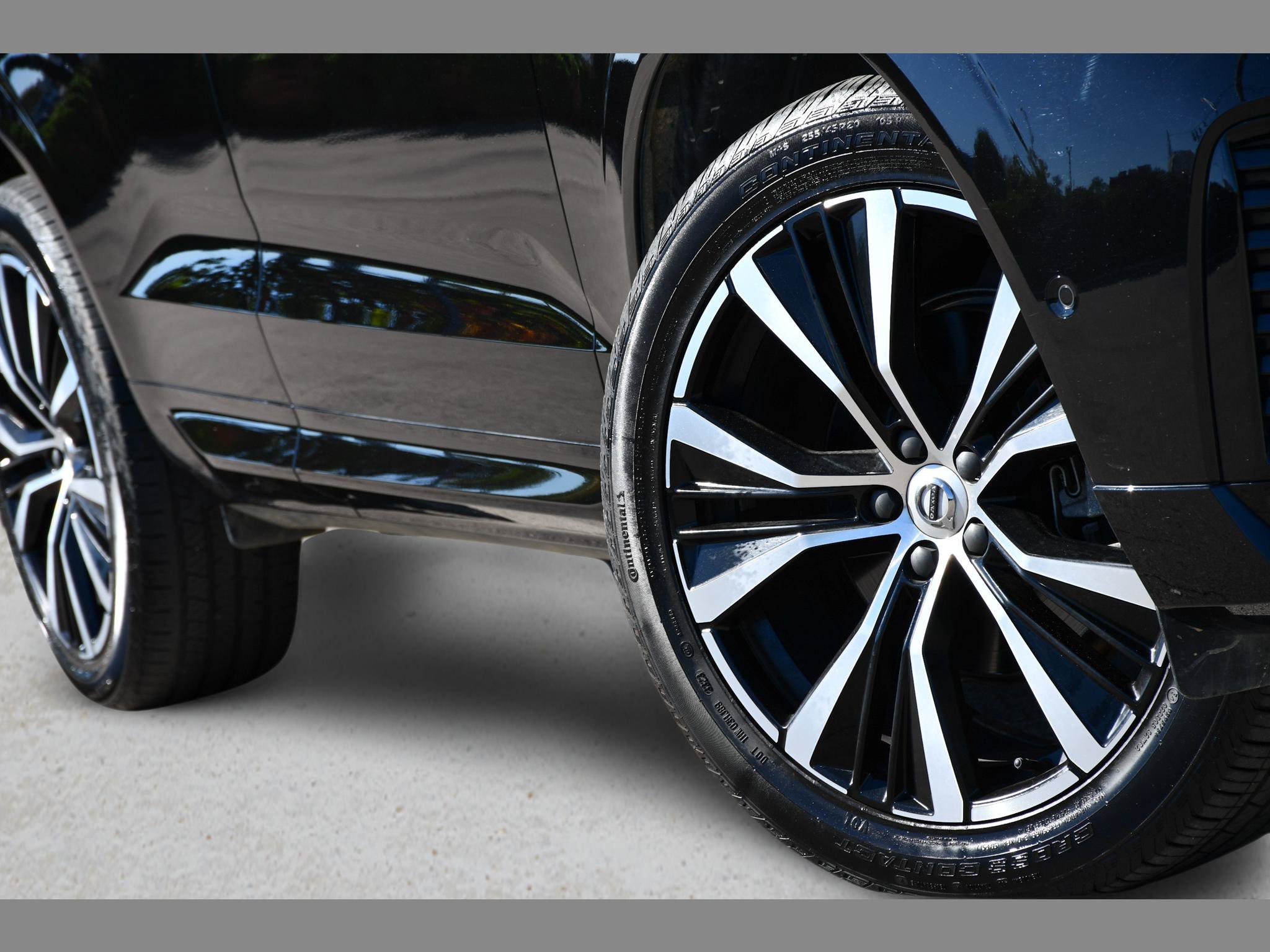 Certified 2024 Volvo XC60 B5 Plus w/ Protection Package Premier AWD/4WD image 11