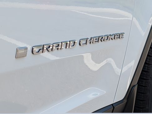 Used 2023 Jeep Grand Cherokee Limited w/ Luxury Tech Group II AWD/4WD image 11