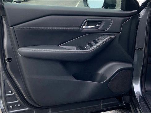 Used 2025 Nissan Rogue SV w/ SV Premium Package image 24