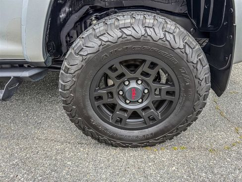 Used 2018 Toyota 4Runner TRD Off-Road Premium AWD/4WD image 18