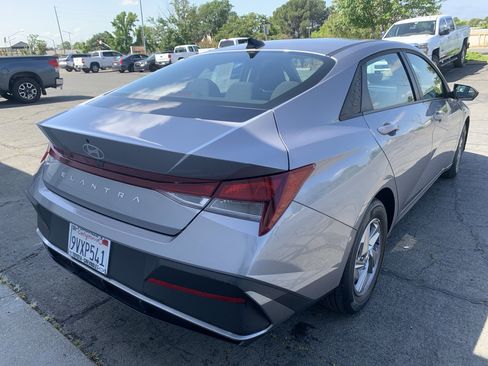 Used 2025 Hyundai Elantra SE FWD image 5