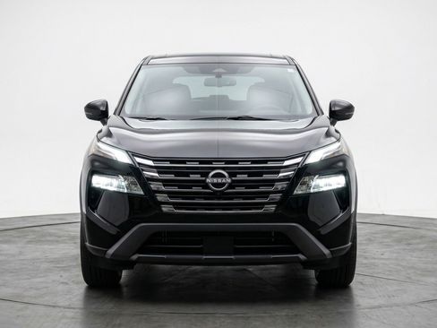 Used 2025 Nissan Rogue SV image 2