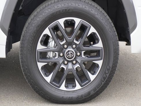 Used 2024 Toyota Tundra Limited image 5