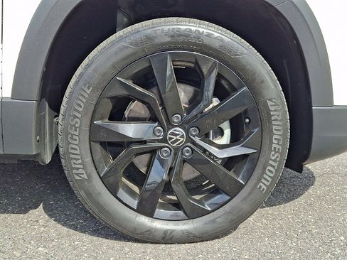 Used 2023 Volkswagen Taos SE w/ Panoramic Sunroof Package image 8