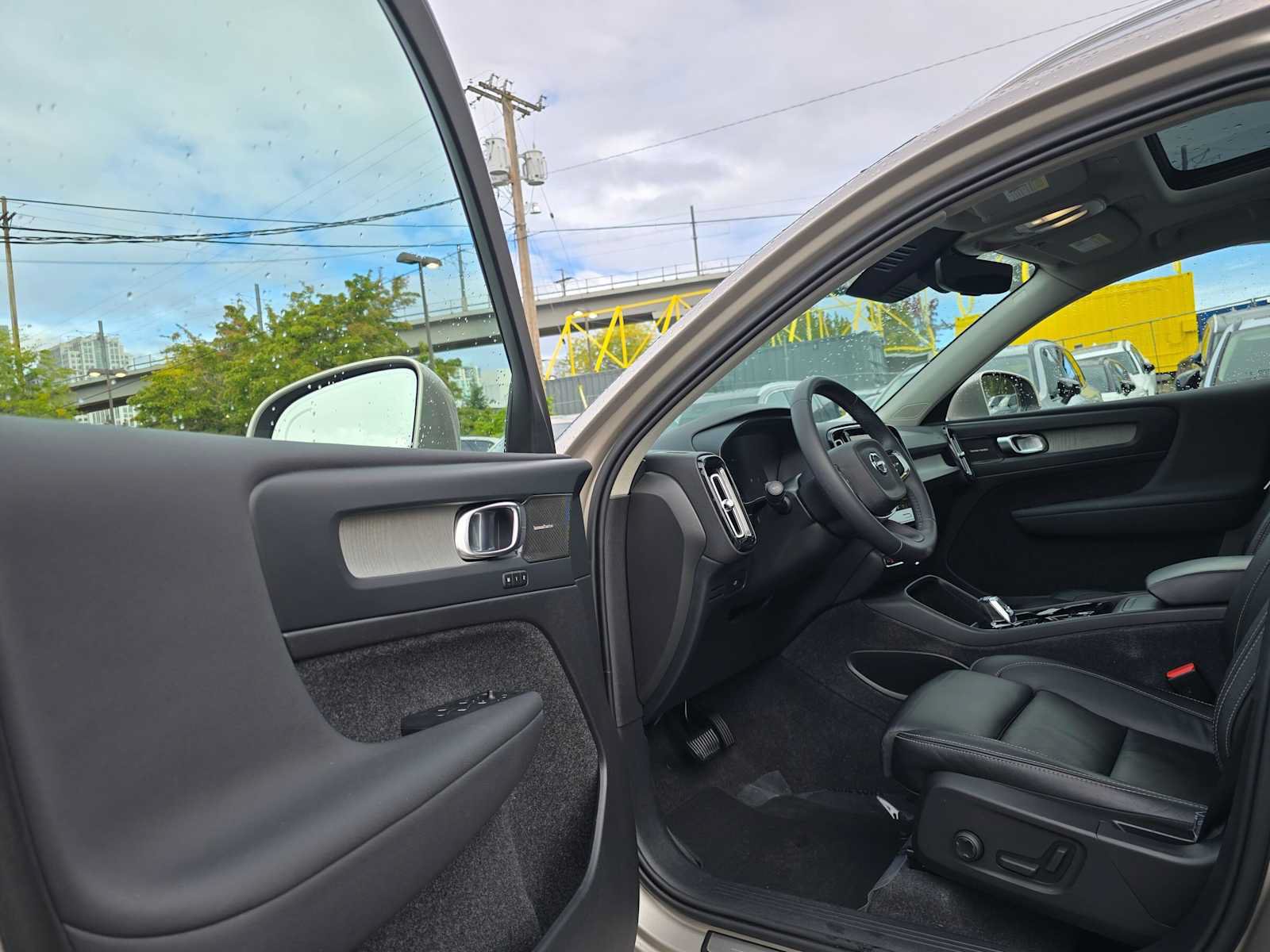 Certified 2024 Volvo XC40 B5 Plus w/ Protection Package Premier AWD/4WD image 21
