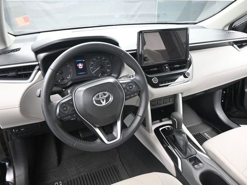 Used 2025 Toyota Corolla Cross LE image 10