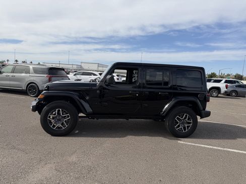 Used 2025 Jeep Wrangler Sahara image 2