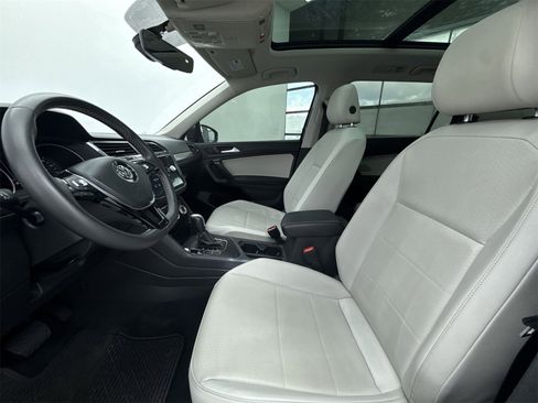Used 2021 Volkswagen Tiguan SE w/ Panoramic Sunroof Package image 11
