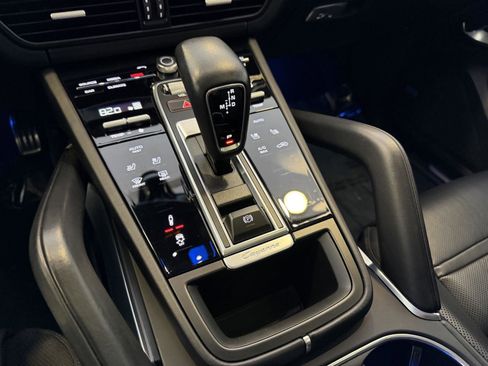 Used 2022 Porsche Cayenne Turbo image 19
