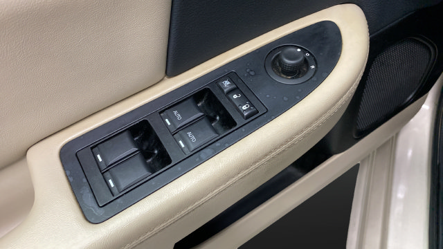 Used 2014 Chrysler 200 Limited FWD image 19