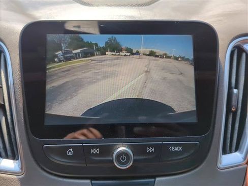 Used 2018 Chevrolet Malibu LT w/ Leather Package FWD image 13