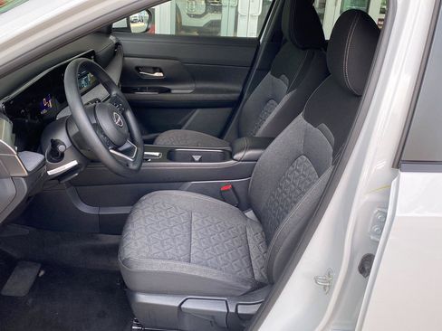 Certified 2025 Nissan Kicks SV AWD/4WD image 18