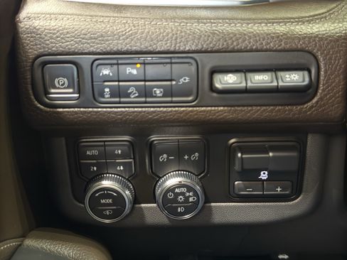Used 2022 GMC Yukon Denali w/ Denali Ultimate Package AWD/4WD image 36