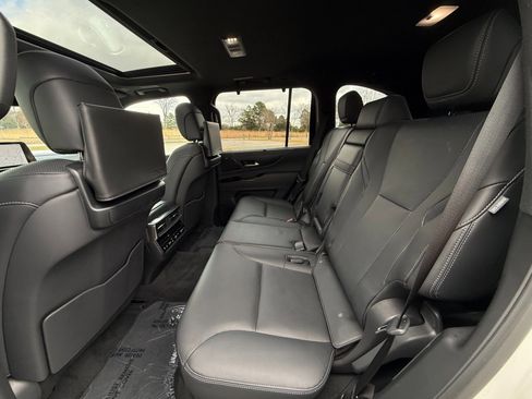 Used 2023 Lexus LX 600 4WD w/ Luxury Package image 36