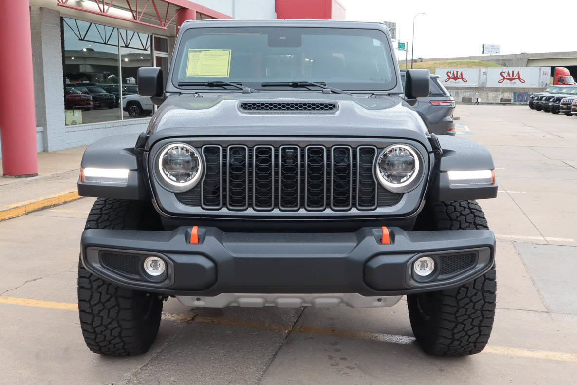 Used 2025 Jeep Gladiator Mojave w/ Convenience Group AWD/4WD image 3