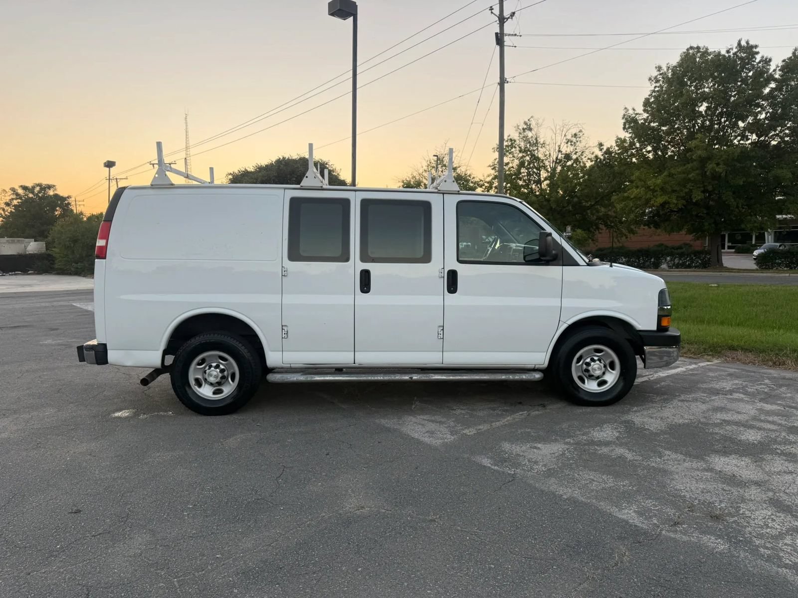 Used 2018 Chevrolet Express 2500 w/ Driver Convenience Package RWD image 4