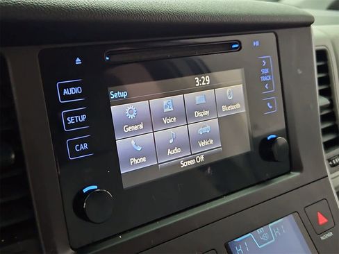 Used 2016 Toyota Sienna L image 28