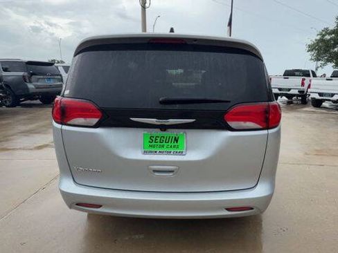 Used 2023 Chrysler Voyager LX FWD image 7