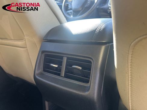 Used 2022 Ford Edge SE image 30