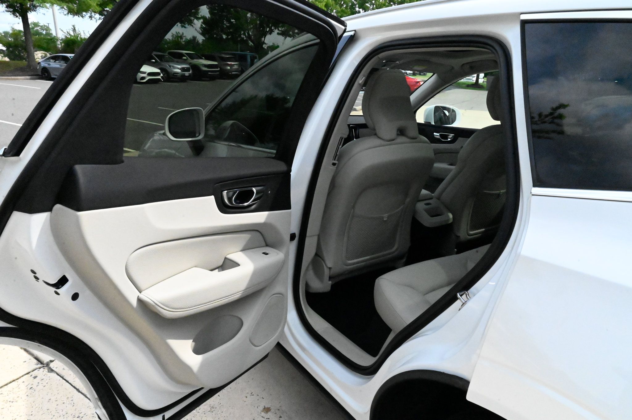 Used 2019 Volvo XC60 T5 Momentum w/ Multimedia Package AWD/4WD image 35