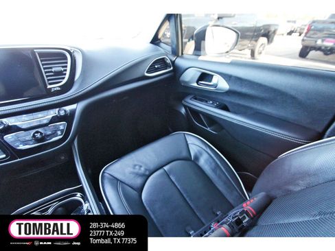 Used 2024 Chrysler Pacifica Premium image 11