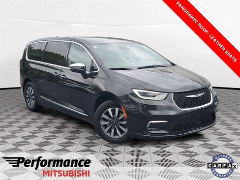 Used 2022 Chrysler Pacifica Limited image 1