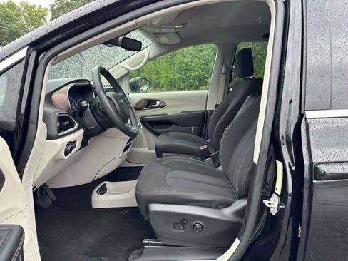 Used 2024 Chrysler Voyager LX FWD image 3