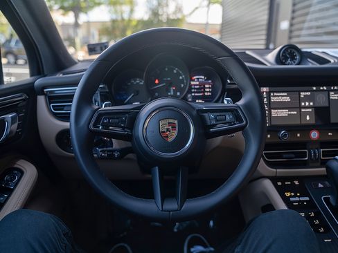 Certified 2026 Porsche Macan AWD/4WD image 6