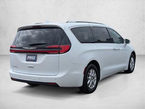 Used 2021 Chrysler Pacifica Touring-L w/ Uconnect Theater Family Group FWD image 3