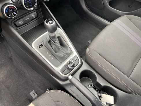 Used 2025 Hyundai Venue SEL FWD image 39