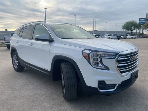 Used 2024 GMC Terrain SLT image 3