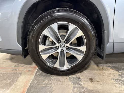 Used 2023 Toyota Highlander XLE AWD/4WD image 10